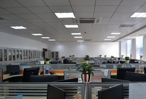 廣東美的暖通設(shè)備有限公司申請散熱裝置和熱源單元，能夠提高冷媒循環(huán)回路的管路穩(wěn)定性:暖通設(shè)備